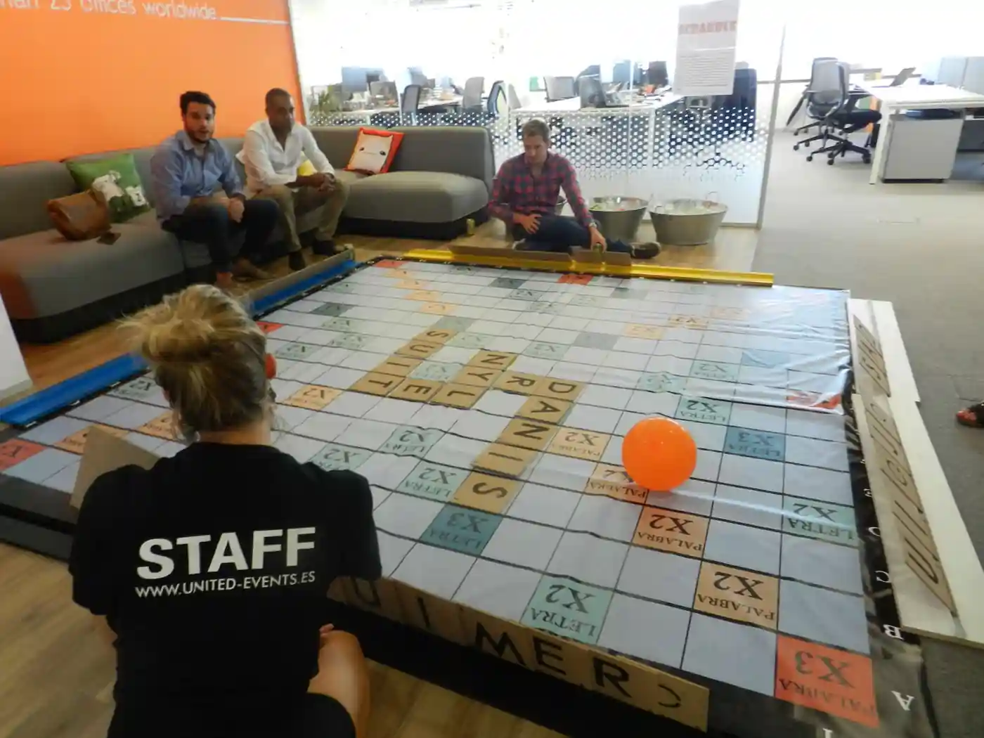 Scrabble gegant en una plaça per Sant Jordi