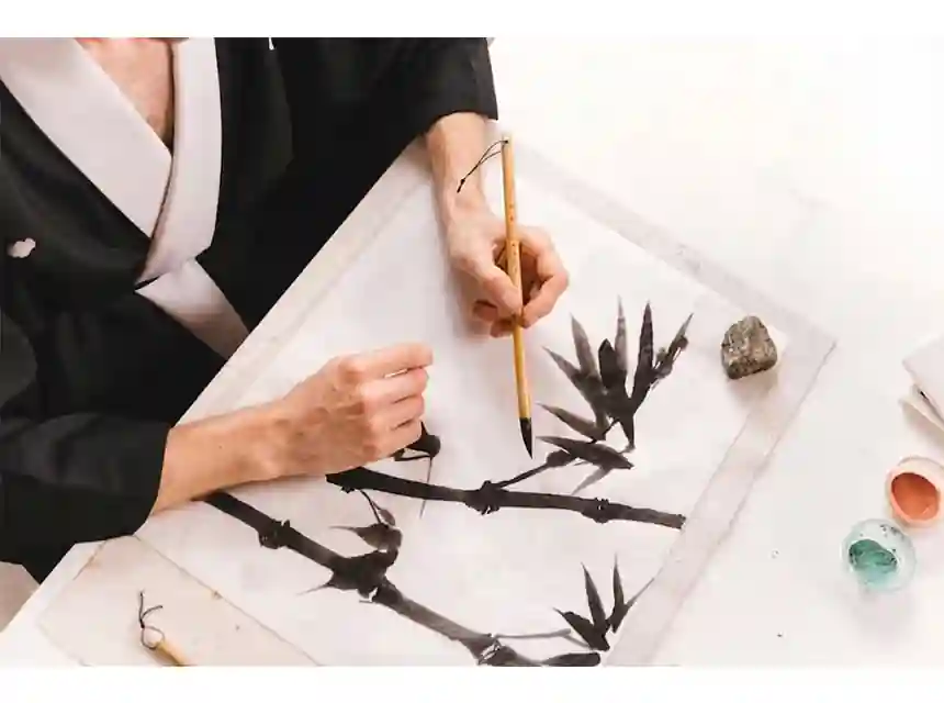 Dibuixos de tinta japonesa sobre paper d'arròs en una gala corporativa