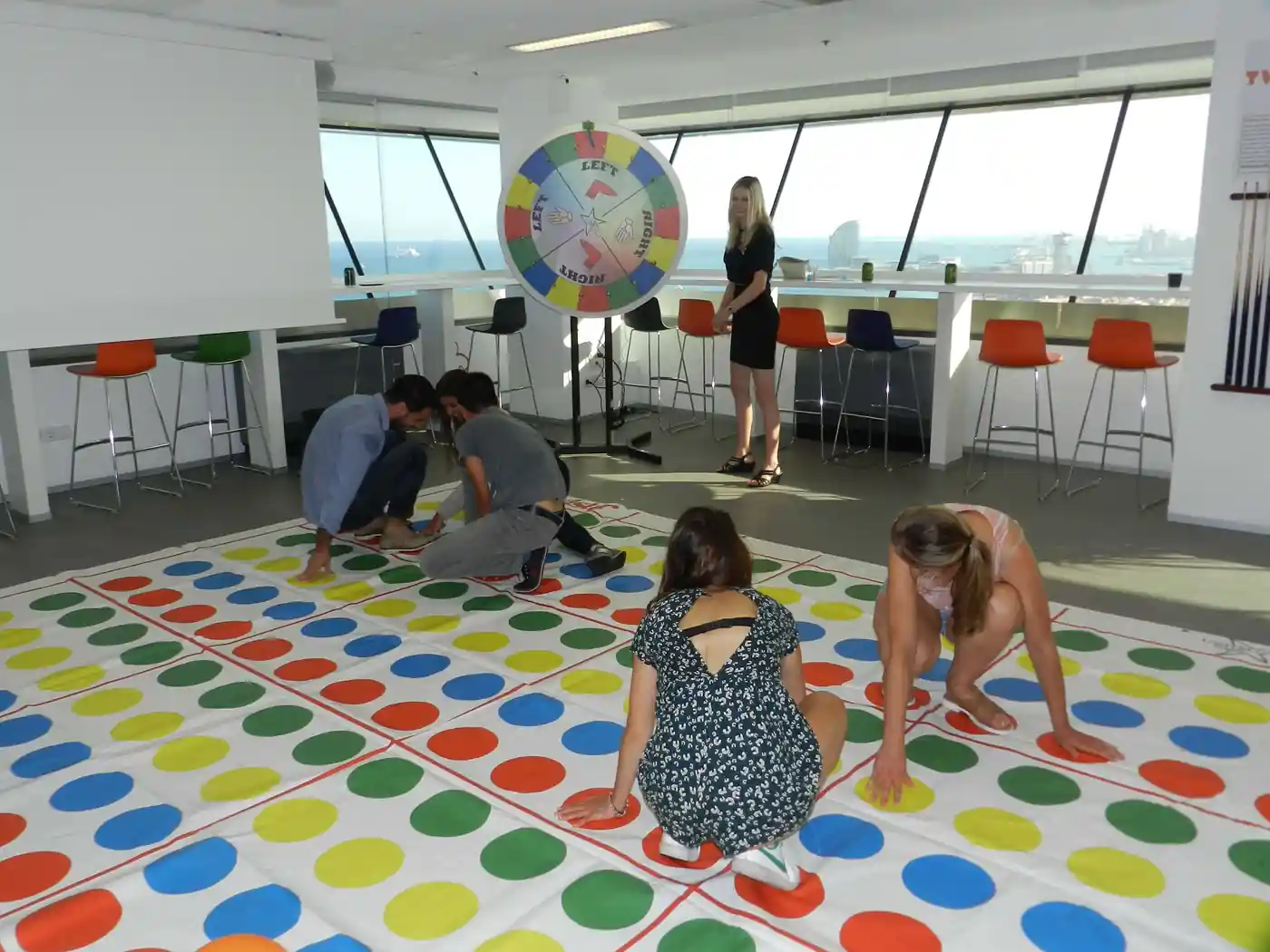 Convidats jugant al Twister gegant en un casament