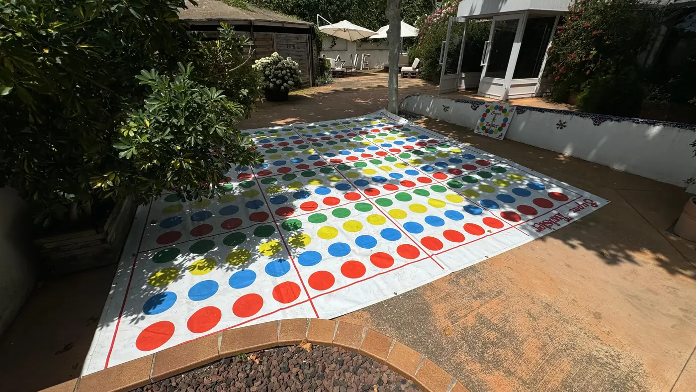 Estudiants en un Twister gegant en una benvinguda universitària
