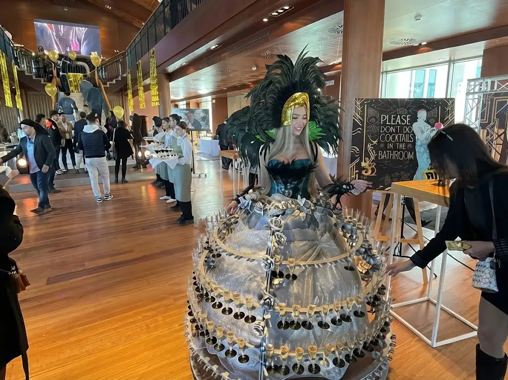 Artista amb vestit de cava a la inauguració d'un hotel