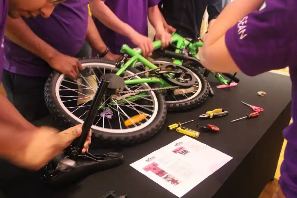 Entrega de bicicletas a una entidad social tras un team building