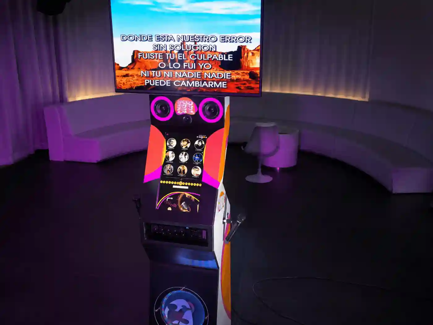 Màquina de karaoke amb pantalla en una festa d'hotel