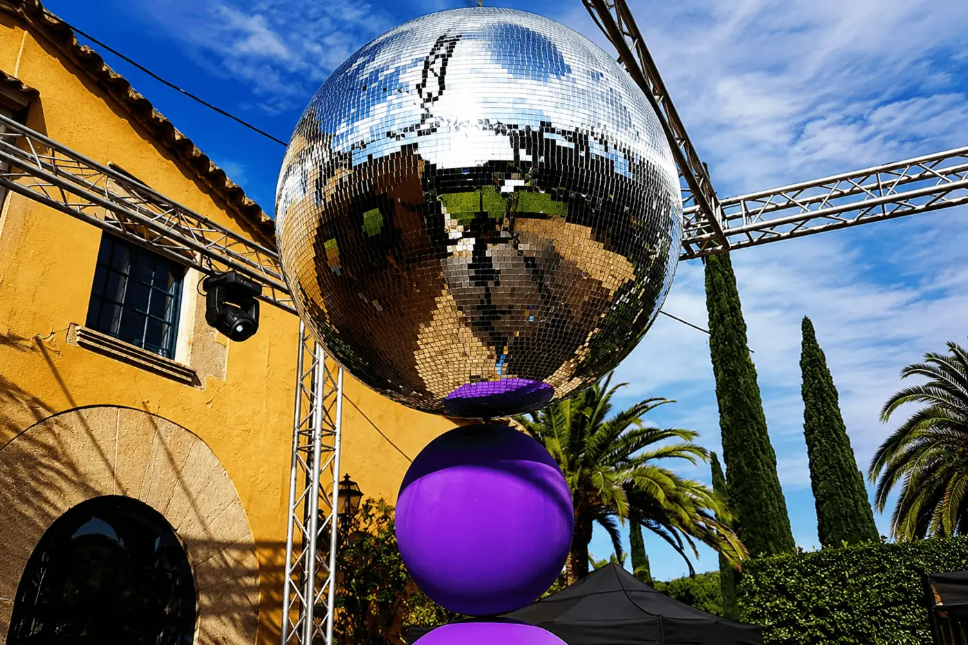 La bola disco: el toque retro que ilumina cualquier evento
