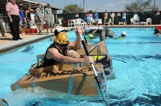 Team Building Regata de Barcos de Cartón en un evento real