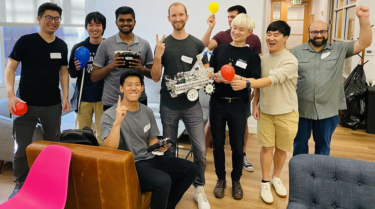 Companys programant un robot en un esdeveniment d'innovació