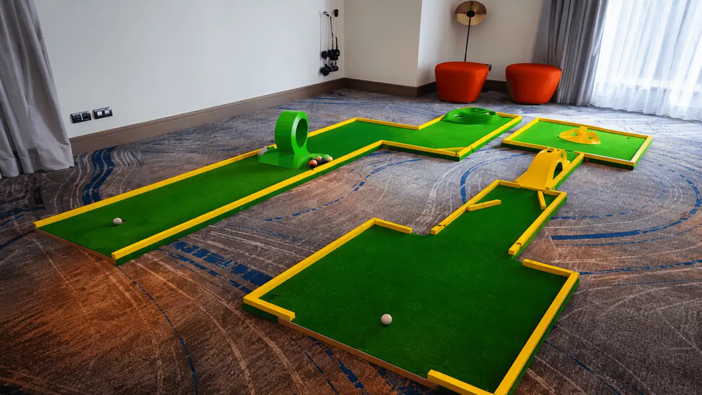 Minigolf y súper futbolín gigante en el Hilton Diagonal Mar