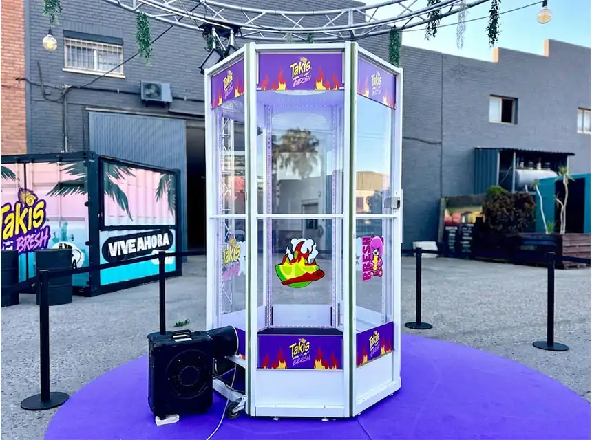 Juegos para congresos y ferias: cabina de viento atrapa premios en un stand