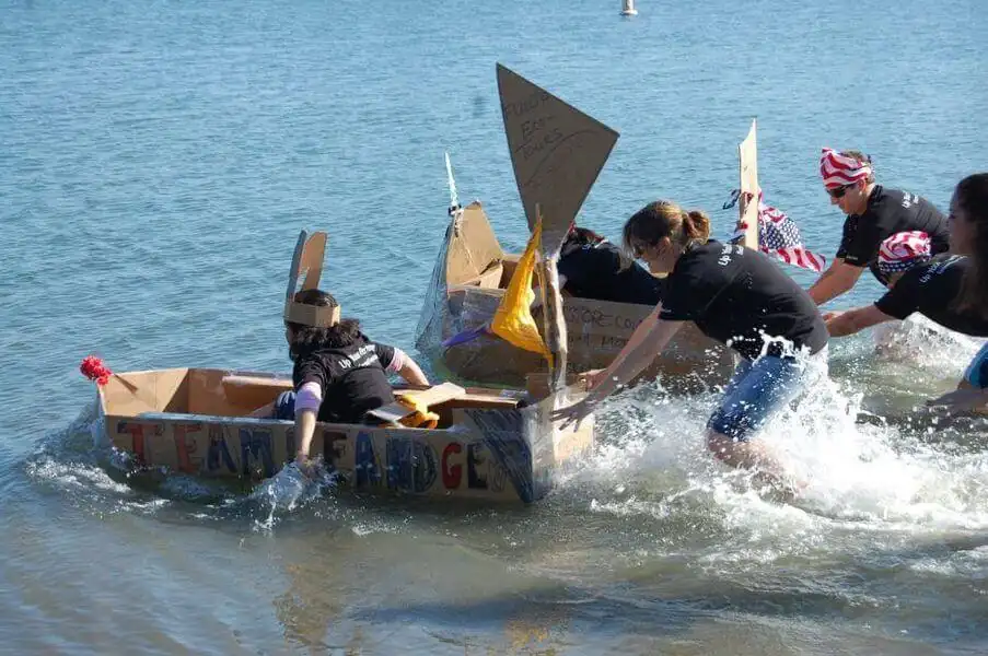 Regata de barcos de cartón en la piscina de un hotel