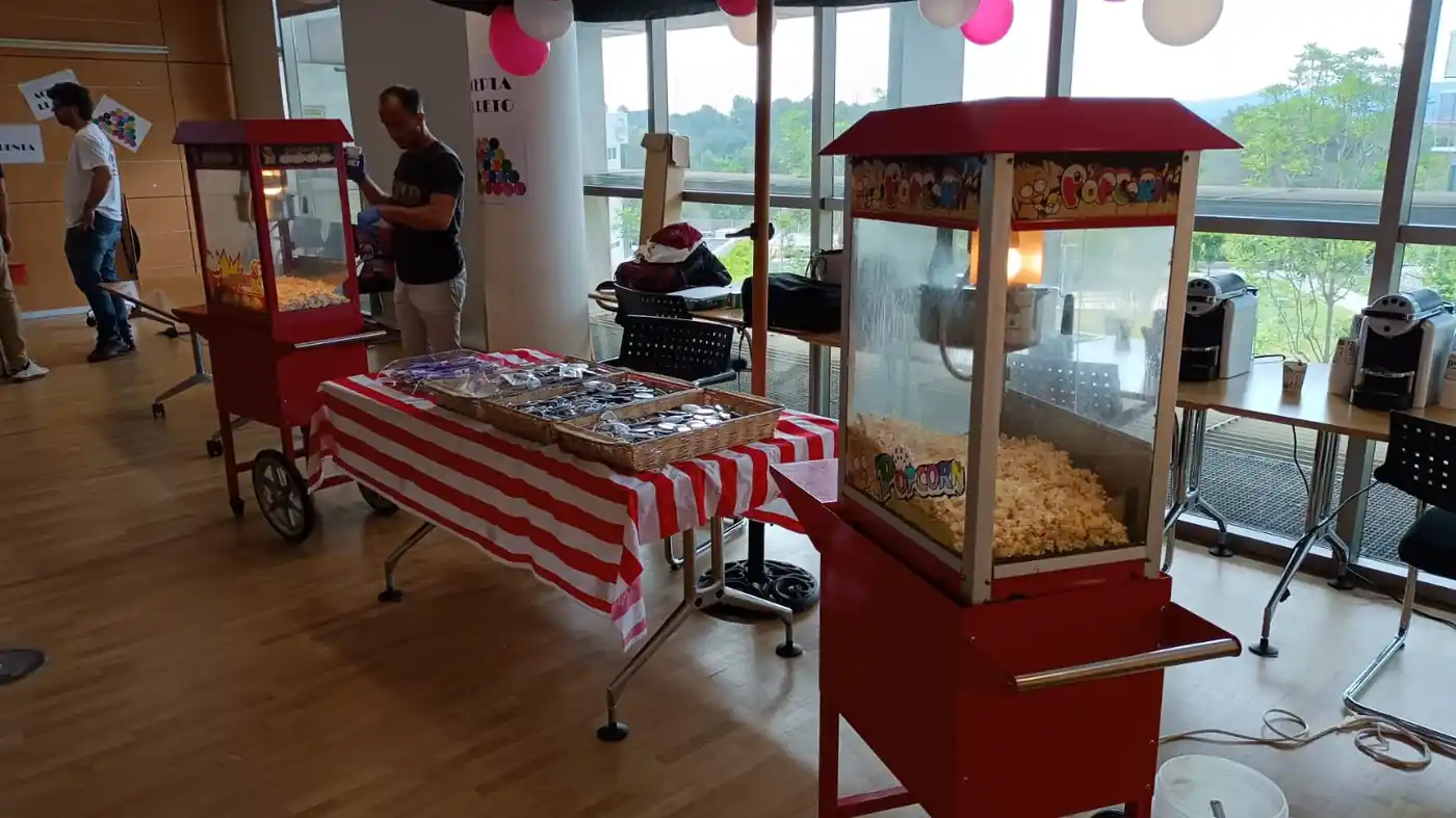 Carrito de palomitas en unas fiestas mayores en Barcelona