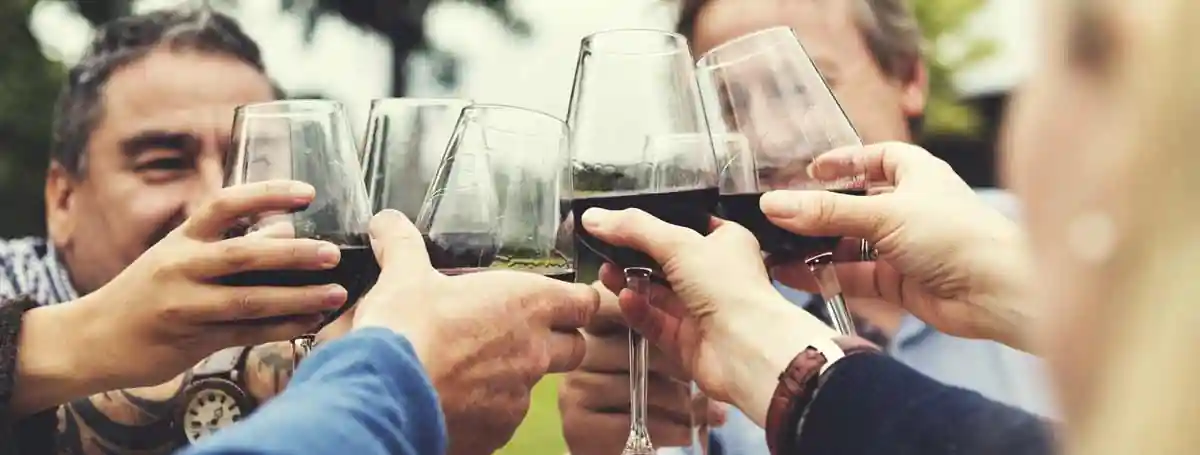 Mesas de cata de vino en un evento corporativo de networking