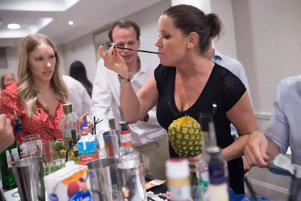 Bartender guiant un taller de còctels per a empreses a Barcelona