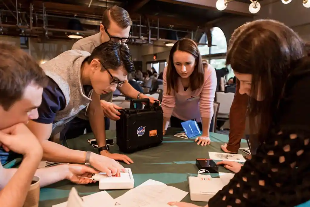 Equip resolent un escape room a domicili en una empresa