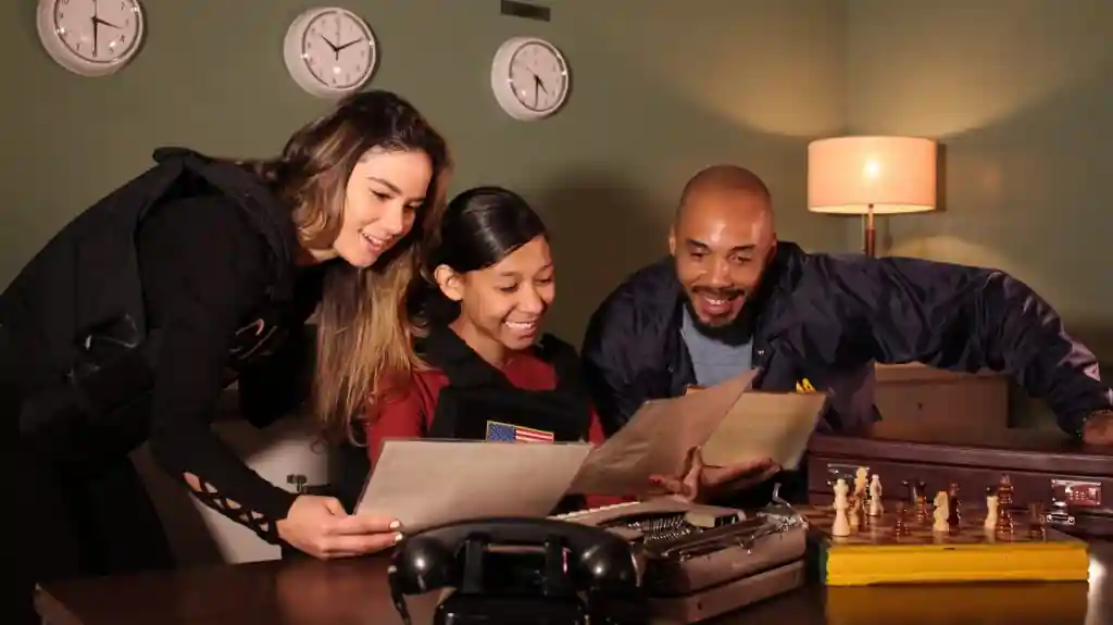 Companys desxifrant pistes en un escape room corporatiu