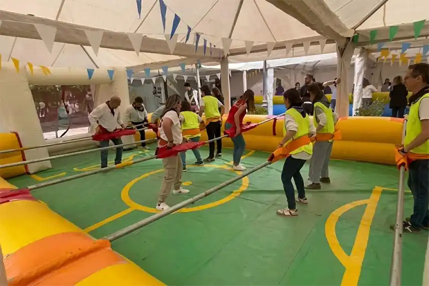 Nens en un futbolí humà inflable en una festa escolar