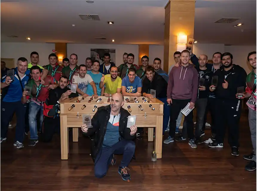 Estudiants jugant a futbolí en una jornada de benvinguda universitària