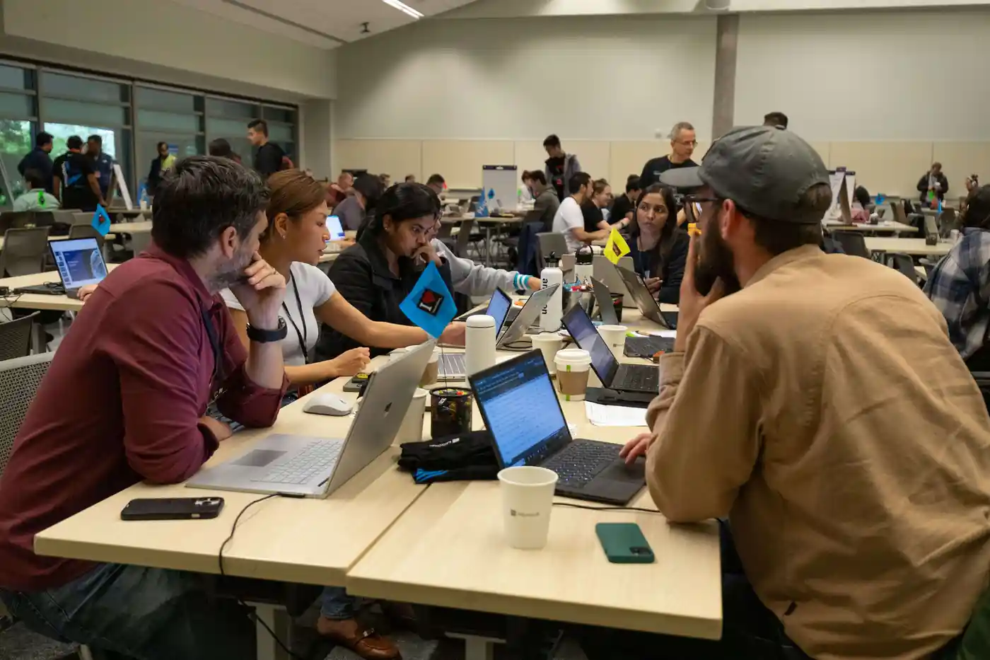 Equipos trabajando en un hackathon de empresa