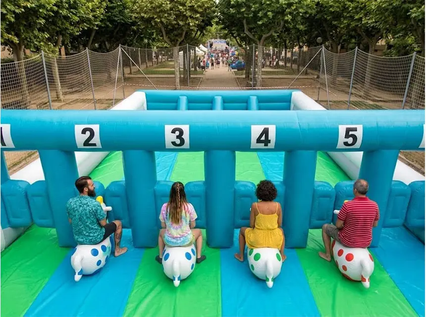 Cursa de cavalls inflables a la festa major d'un poble