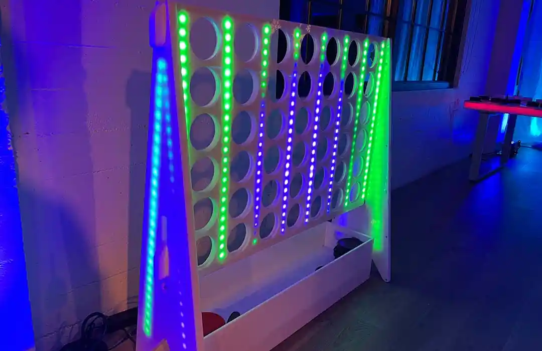 Conecta 4 XXL junto a un stand de feria