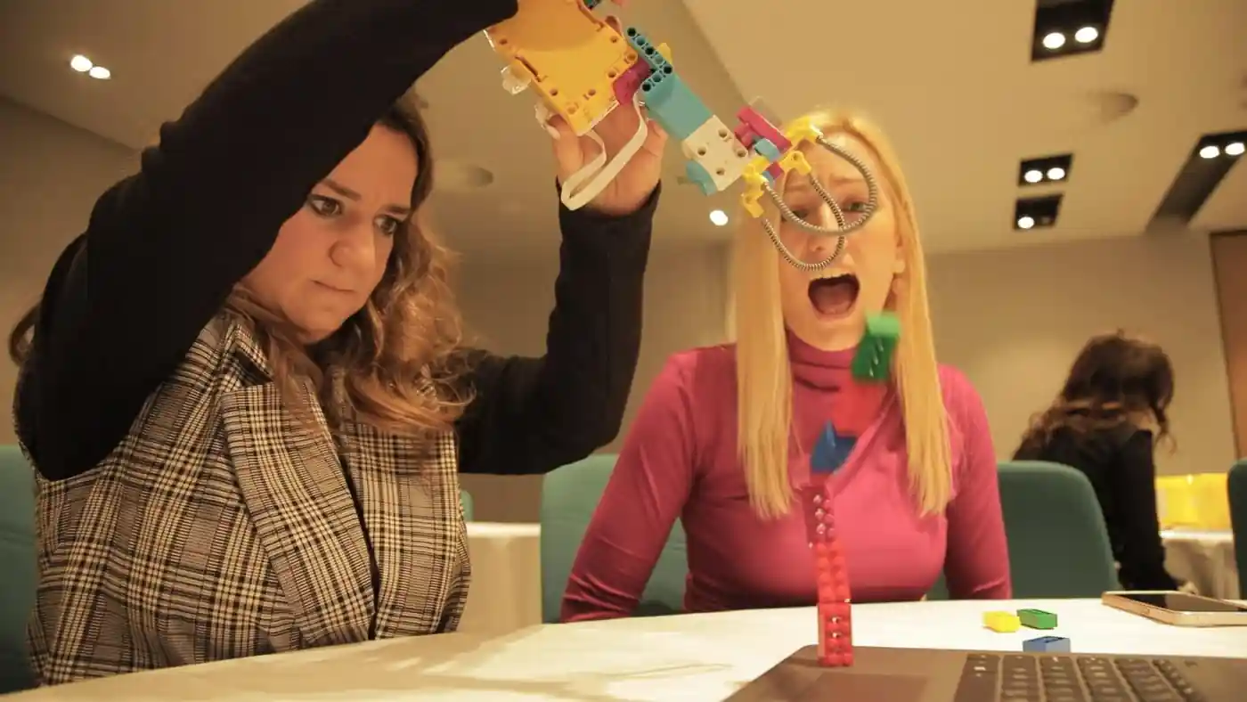 Logotip d'empresa construït amb peces LEGO en una jornada corporativa