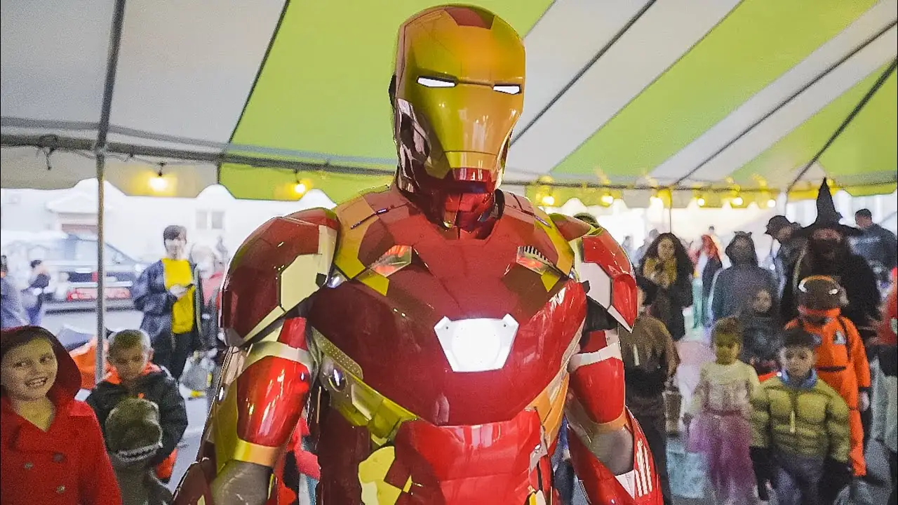 Xanquer Iron Man posant amb infants en una festa d'empresa