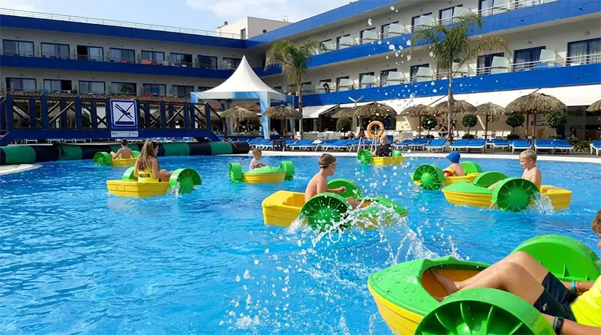 Convidats amb patinets aquàtics en un esdeveniment d'estiu