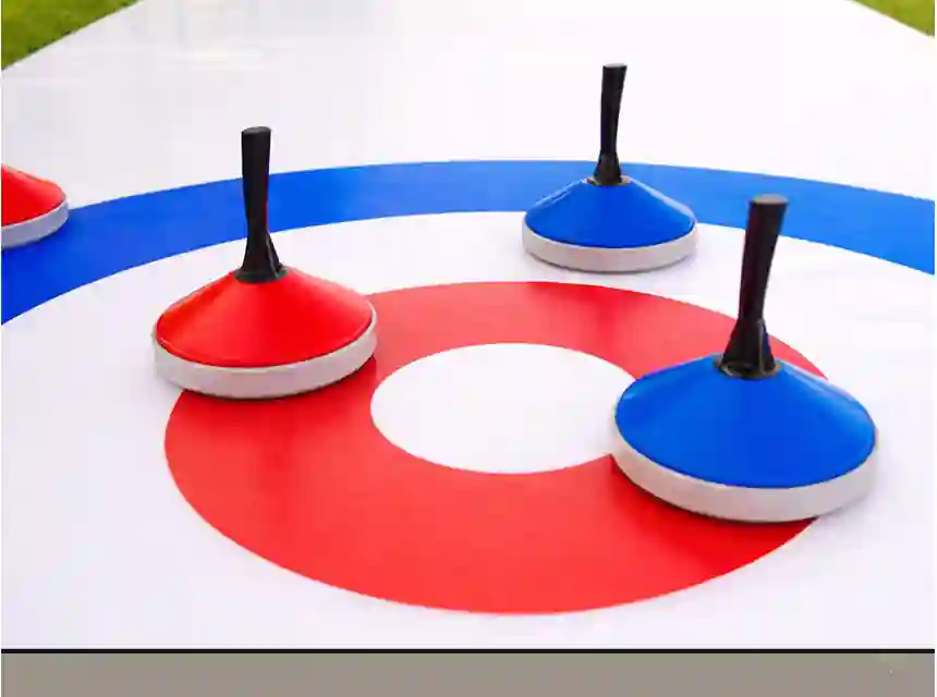 Equipos jugando al curling sin hielo en una convención