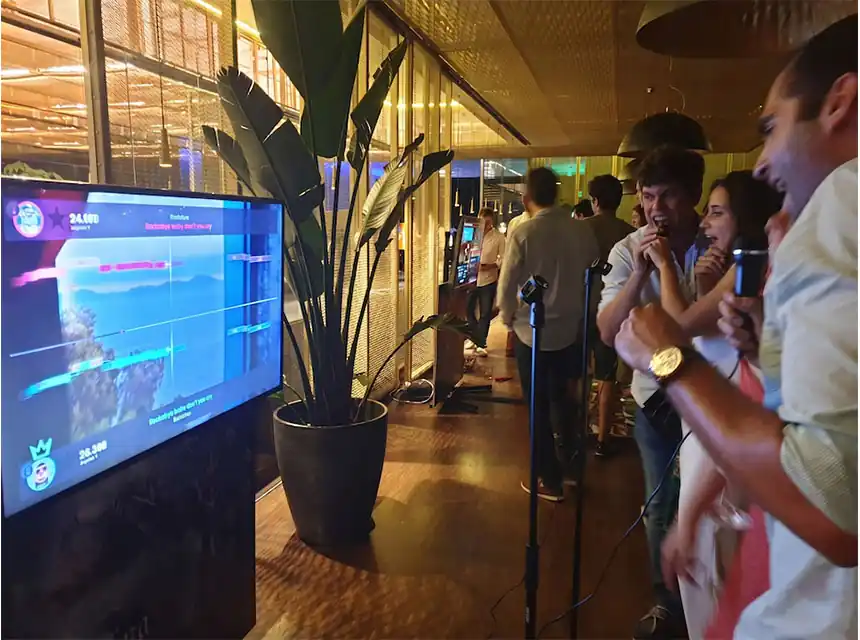 Karaoke en una festa de Nadal d'empresa