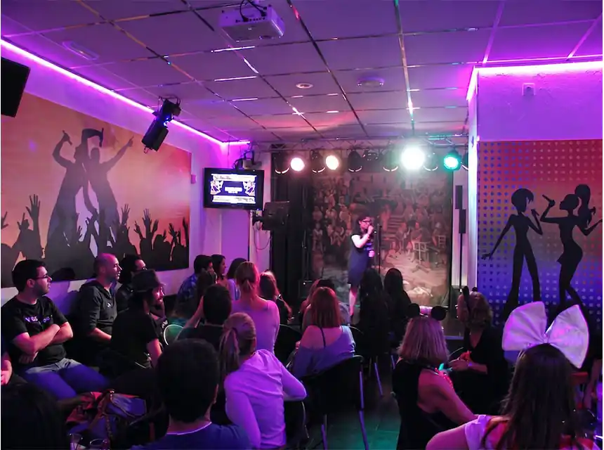 Karaoke SingStar en una comunió amb nens cantant