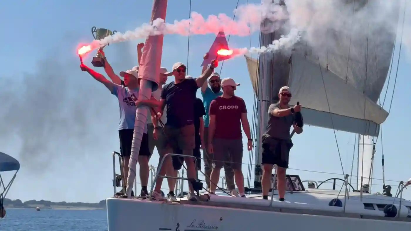 Regata corporativa frente a la costa con varios veleros