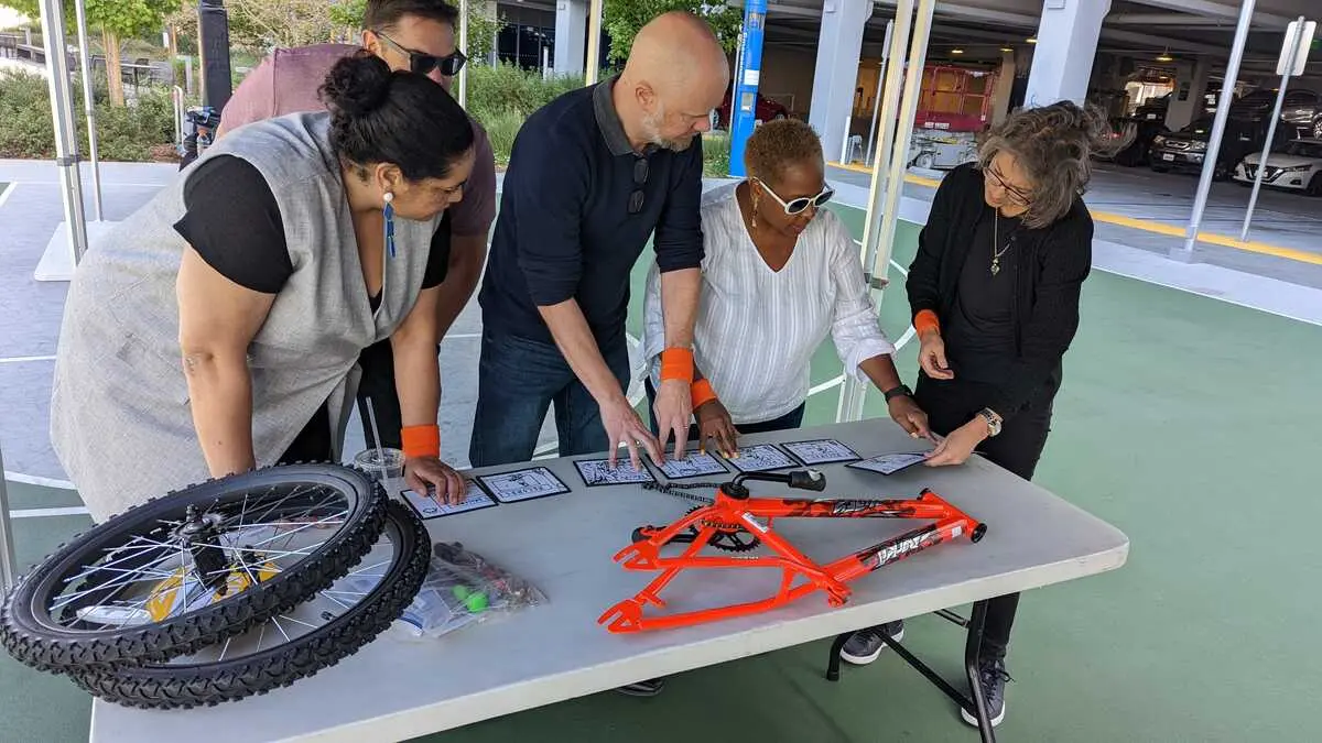 Compañeros ajustando piezas en un team building solidario