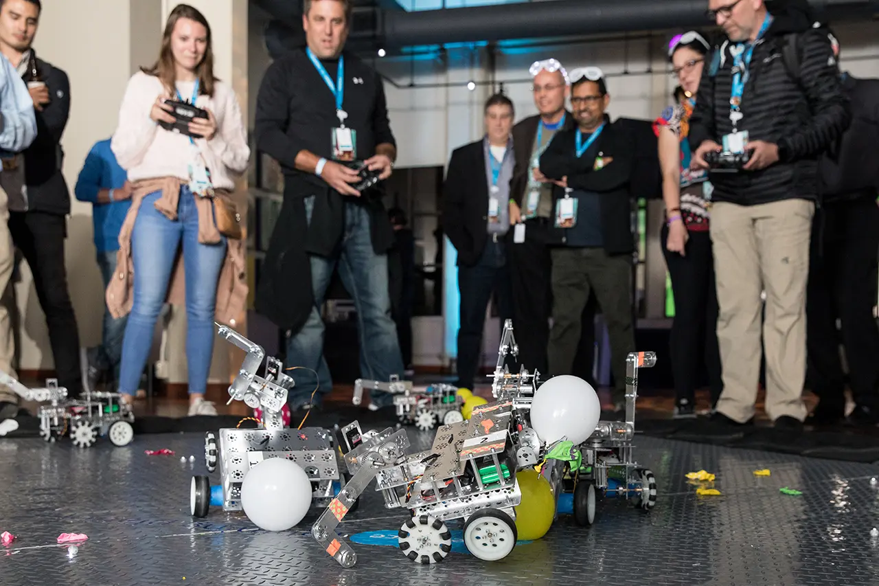 Batalla de robots en un team building tecnològic