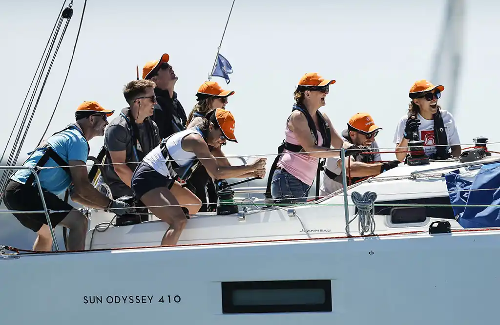 Directivos a bordo de un velero en un team building náutico