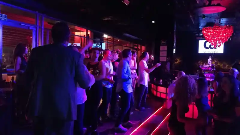 Amigues cantant en un karaoke de lloguer en un comiat