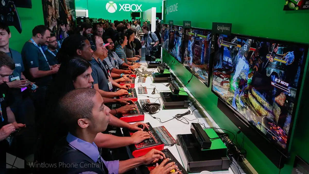Convidats jugant a Xbox en la pausa d'un congrés
