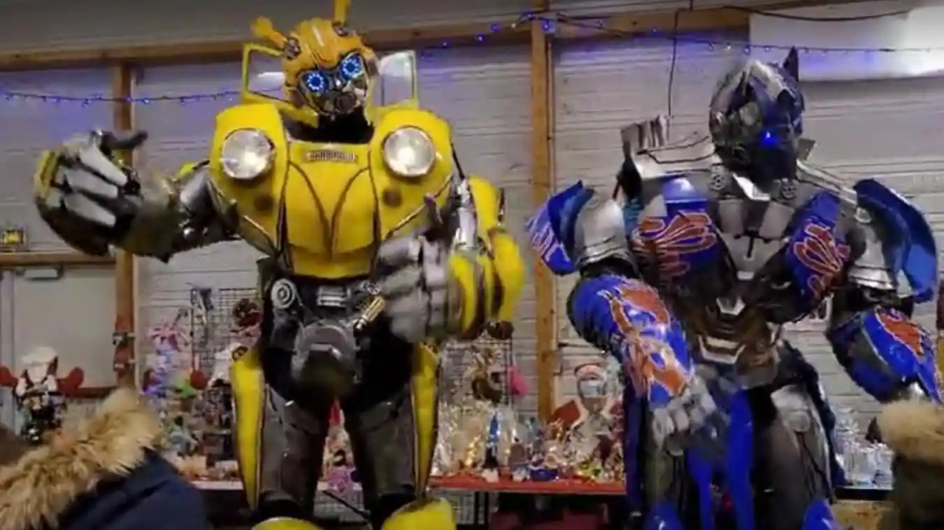 Xanquers Optimus Prime i Bumblebee en un centre comercial