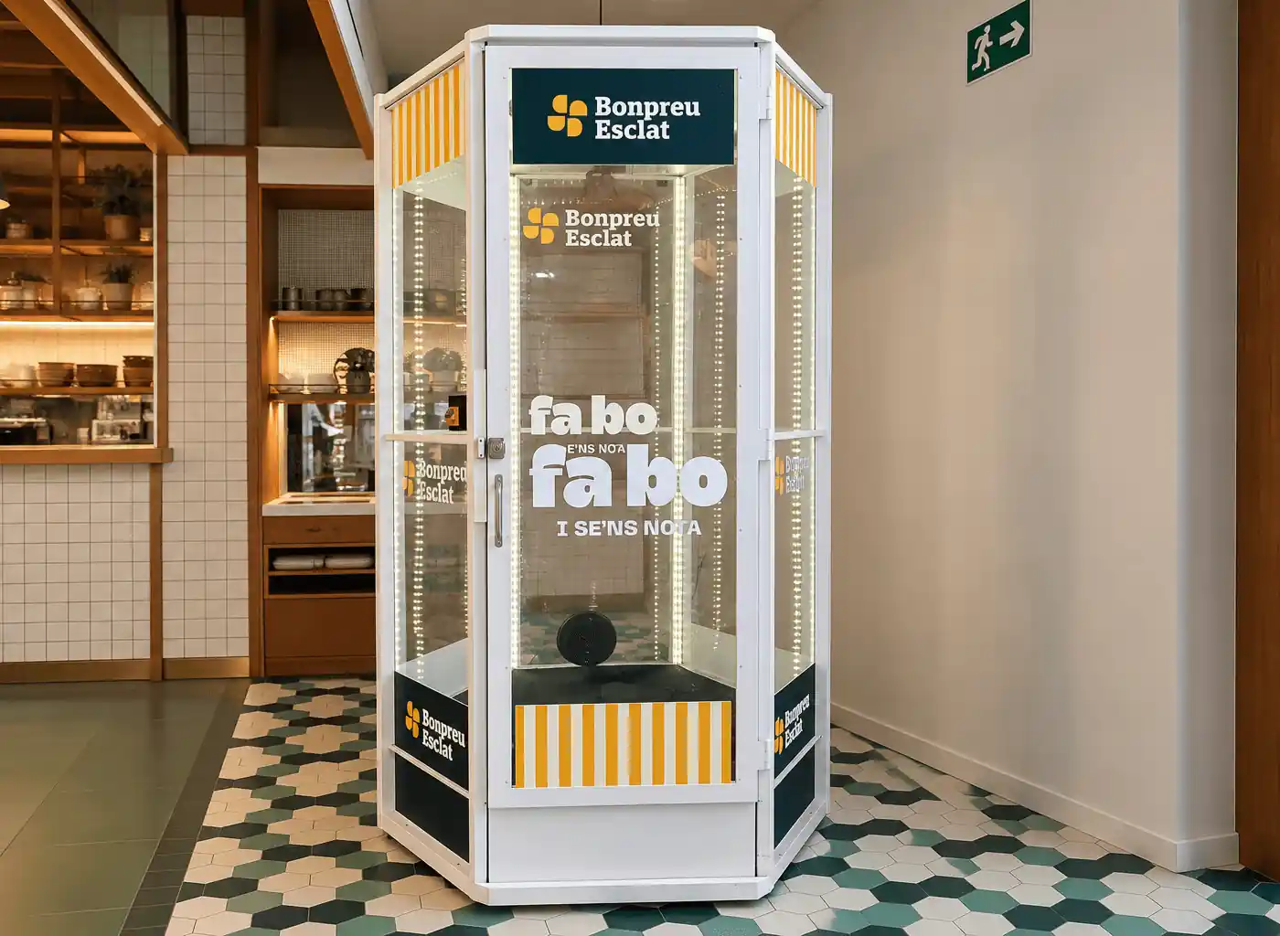 Treballadora atrapant bitllets a la money booth en un sopar de Nadal