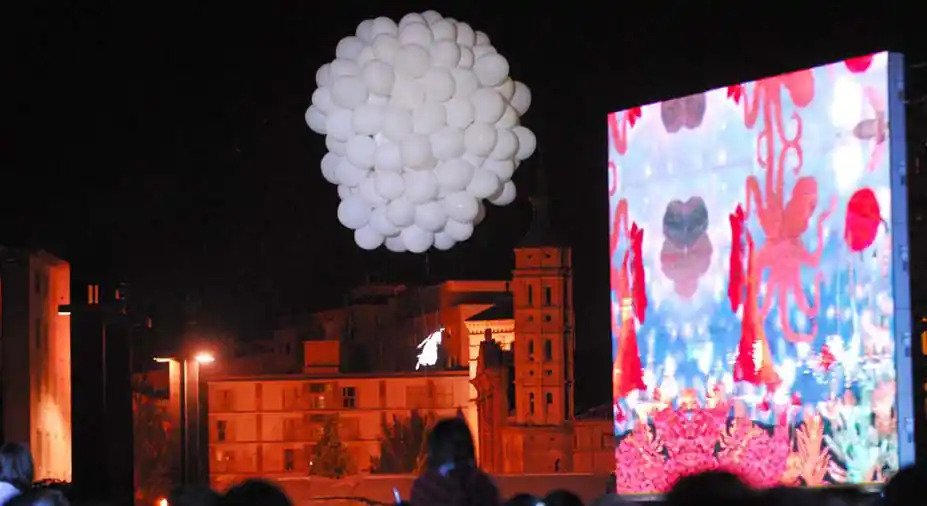Dansa aèria amb globus sobre el públic en unes festes a Barcelona