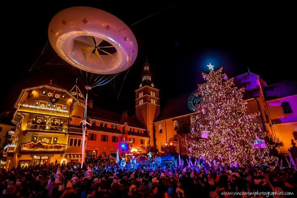 Heliosfera acrobàtica sobre el públic en un festival a Barcelona