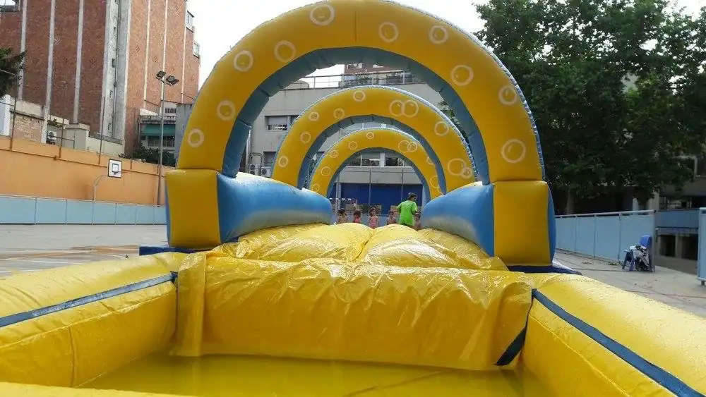 Cursa a l'inflable aquàtic doble en una festa municipal