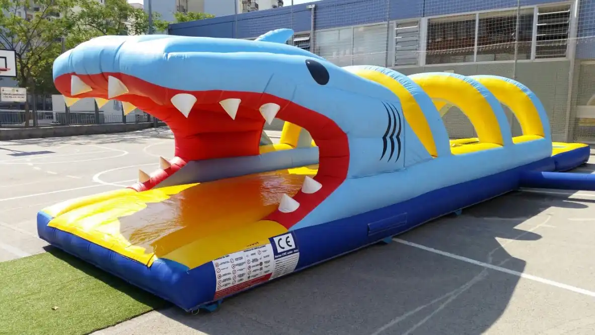 Inflable d'aigua Tauró en una festa de final de curs