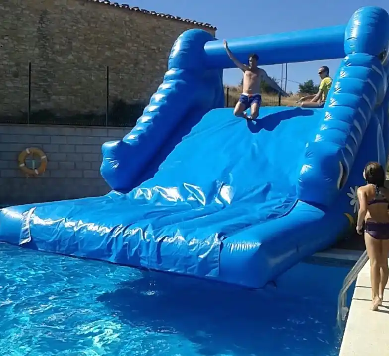 Tobogan inflable amb elefants que acaba en una piscina