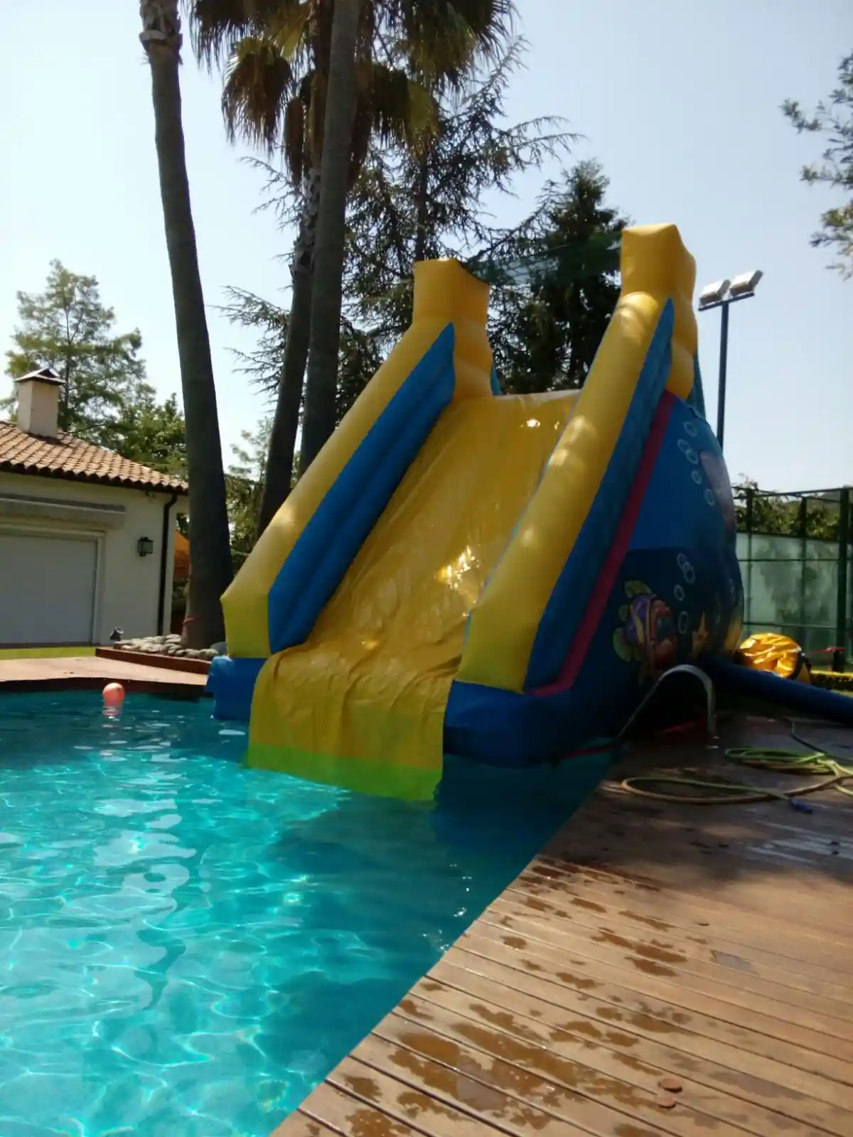 Nens lliscant cap a la piscina d'un hotel a l'estiu