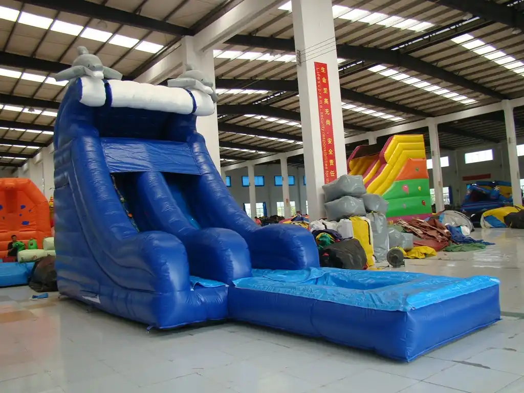 Nens baixant per l'inflable aquàtic gegant a Barcelona