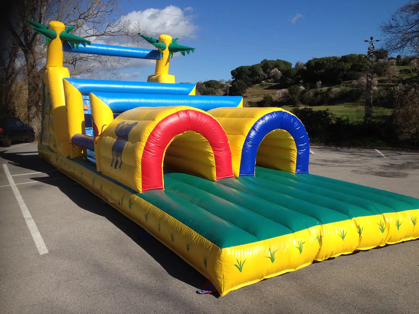 Circuit inflable de selva en un family day d'empresa
