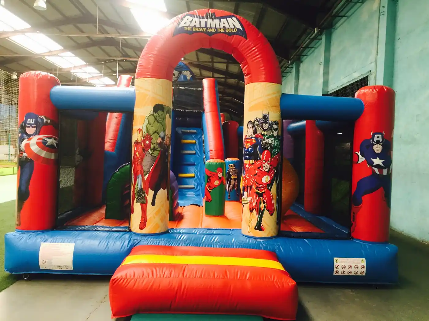 Inflable de Batman en una comunió amb temàtica de superherois