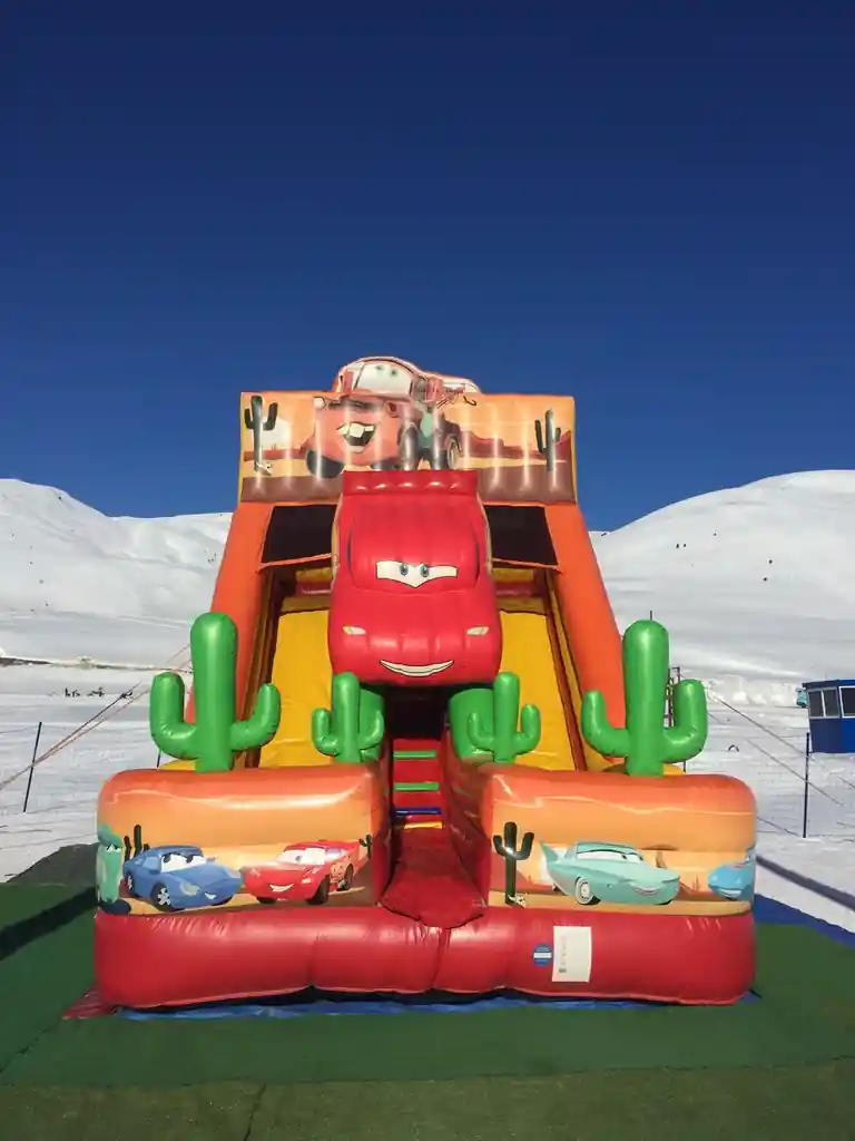 Inflable Cars a la inauguració d'un concessionari
