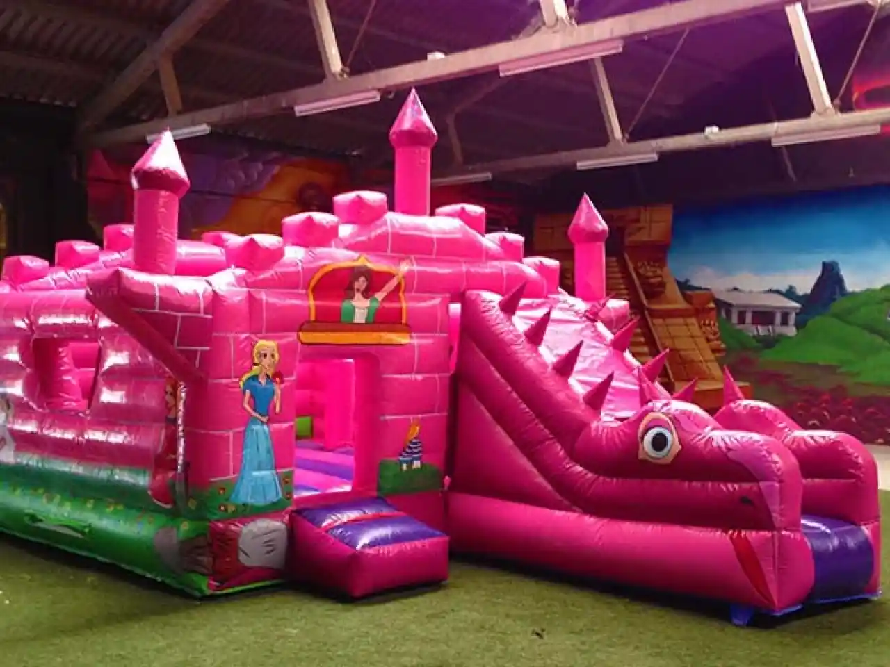 Castell inflable de princeses al jardí d'un restaurant