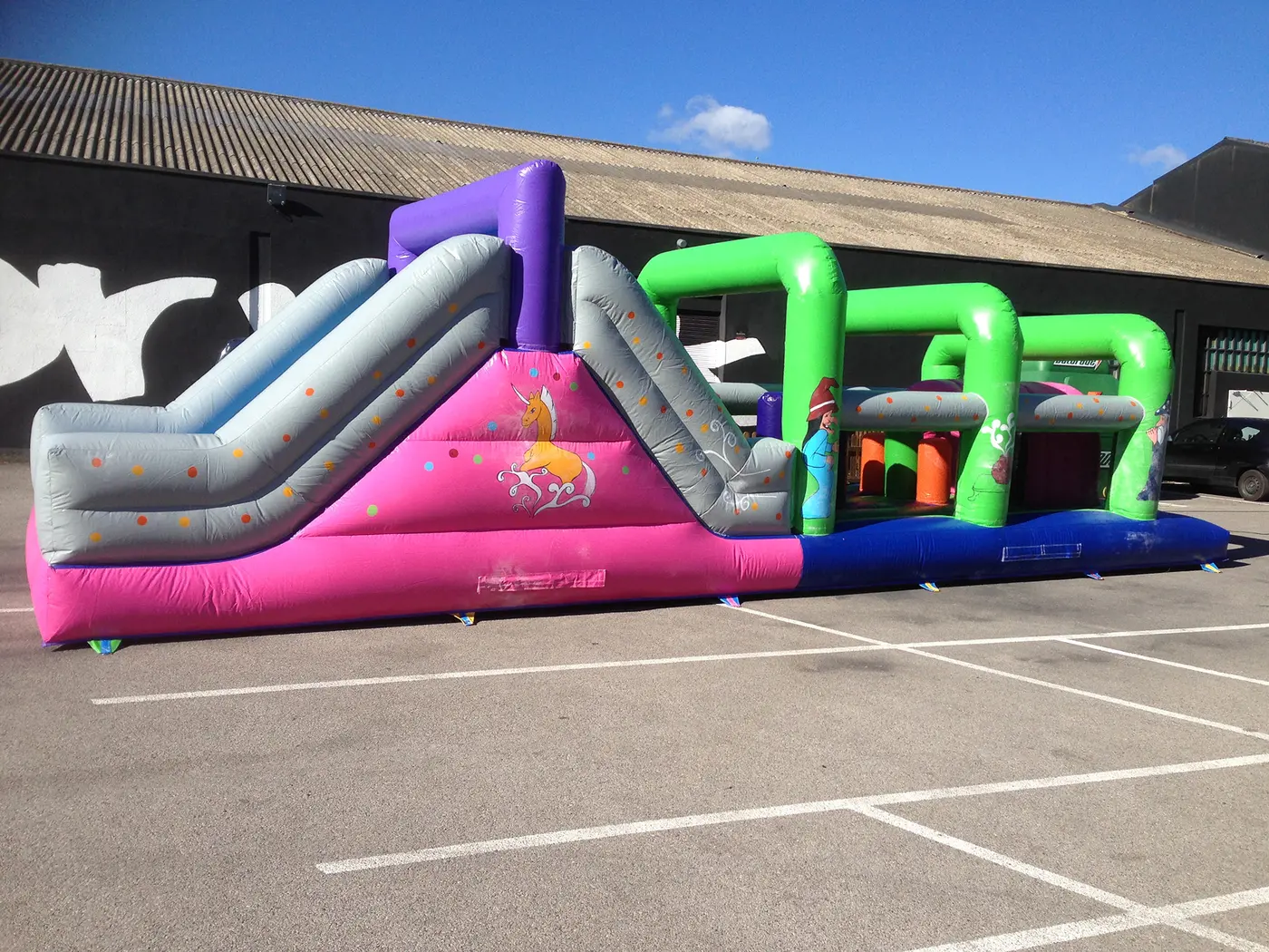 Nens superant obstacles a l'inflable Fantasia en una comunió