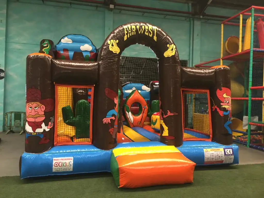 Inflable de l'Oest en una fira amb temàtica western